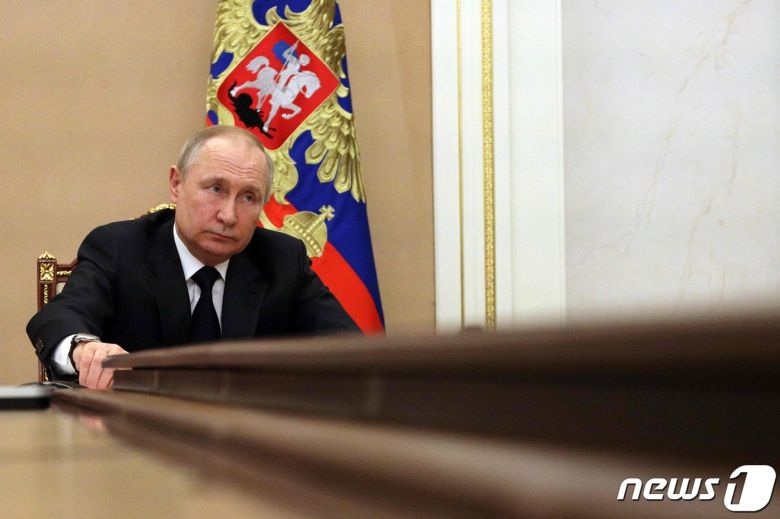 블라디미르 푸틴 러시아 대통령이 10일 (현지시간) 모스크바에서 화상 각료회의를 주재하며 러시아는 우크라이나 사태에도 불구하고 유럽에 에너지 공급 의무를 충실히 이행하고 있다면서 서방의 에너지 가격 폭등은 그들의 오판 때문이라고 밝히고 있다. © AFP=뉴스1 © News1 우동명 기자