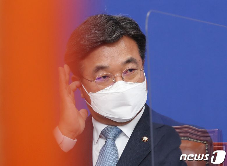 윤호중 더불어민주당 비상대책위원장이 14일 오후 국회에서 열린 민생개혁법안 실천을 위한 상임위원장 및 간사단 연석회의에서 참석자들의 발언을 듣고 있다. 2022.3.14/뉴스1 © News1 이동해 기자