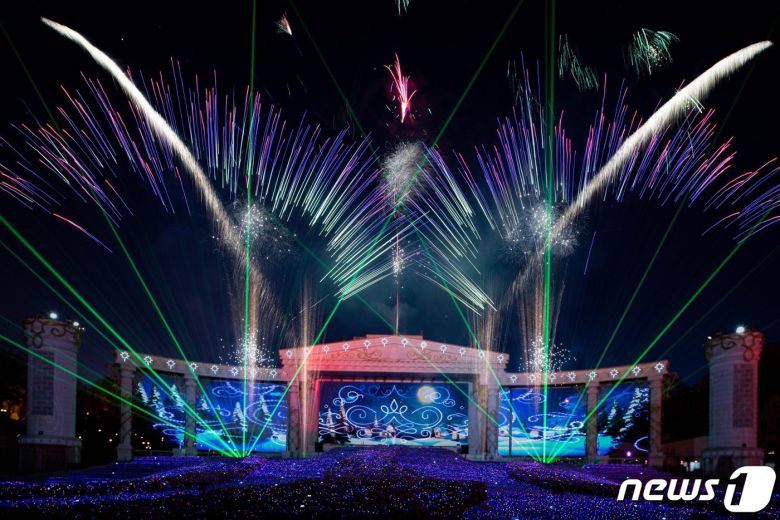 삼성물산 리조트부문은 BTS가 등장하는 세계 유일의 멀티미디어쇼 '오버 더 유니버스(Over the Universe)' 공연이 오는 18일부터 에버랜드 포시즌스가든 야외 무대에서 매일 밤 펼쳐진다고 밝혔다.(에버랜드 제공) © News1