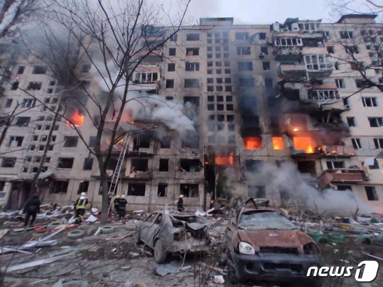 우크라이나 키이우에서 14일(현지시간) 러시아군의 포격으로 아파트 건물이 파괴돼 구조대가 현장을 수습하고 있다. © 로이터=뉴스1 © News1 김민수 기자