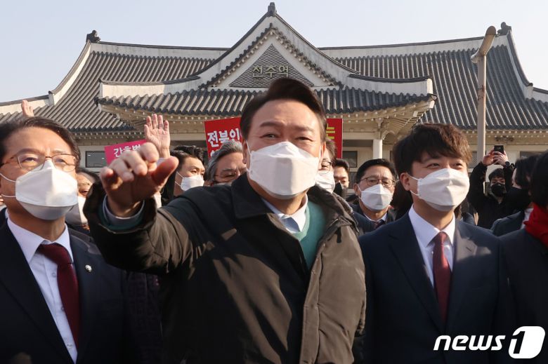 윤석열 국민의힘 대선 후보가 12일 오전 전북 전주역광장을 방문하고 있다. 윤 후보는 자신의 정책 공약을 홍보하는 '열정열차'를 타고 1박 2일 일정으로 호남지역을 순회한다. 2022.2.12/뉴스1 © News1 구윤성 기자
