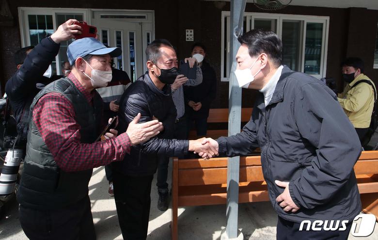 윤석열 대통령 당선인이 15일 경북 울진군 북면 부구3리마을회관에서 산불 피해 이재민들과 간담회 마친 후 지역 주민들과 인사하고 있다. 2022.3.15/뉴스1 © News1 국회사진취재단