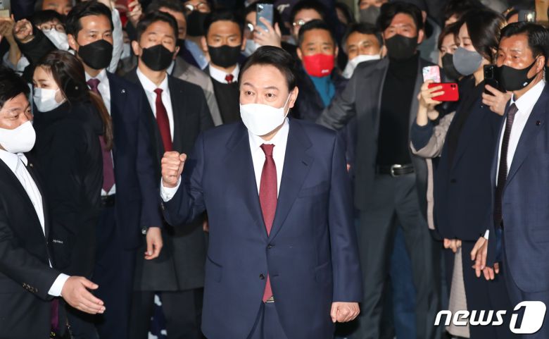 제20대 대통령 선거 개표 결과 당선이 확실시되는 윤석열 국민의힘 대선 후보가 10일 새벽 서울 서초구 자택 앞에서 인사말을 하고 있다. 2022.3.10/뉴스1 © News1 이승배 기자