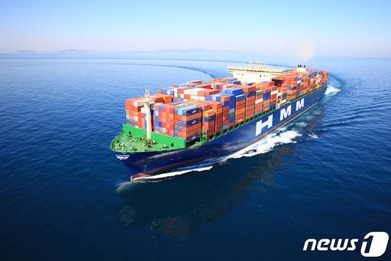 친환경 대체 연료 ''바이오중유' 선박 실증을 성공적으로 마친 1만3000TEU급 컨테이너선 'HMM 드림호'. (HMM 제공)© 뉴스1