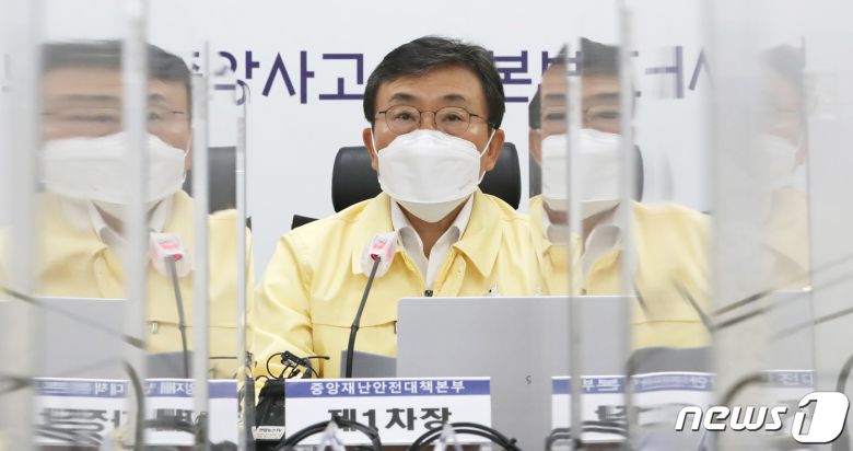 권덕철 중앙재난안전대책본부 1차장(보건복지부 장관)이 18일 오전 정부세종청사에서 열린 코로나 19 대응 중대본 회의를 주재하며 발언하고 있다. 2022.3.18/뉴스1 © News1 김기남 기자