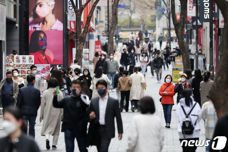 코로나 확진자가 역대 최다를 기록하고 있는 가운데 정부가 사회적 거리두기를 소폭 완화하면서 환영과 우려의 목소리가 동시에 나오고 있다.  2022.3.17/뉴스1 © News1 민경석 기자