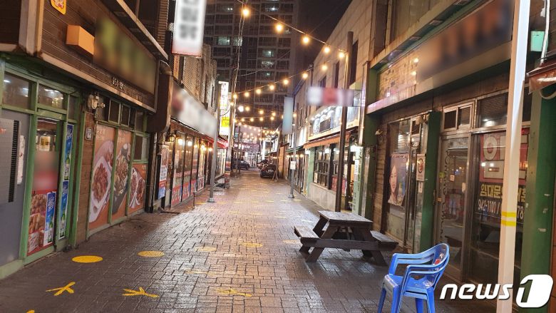 '불금'인 지난 18일 저녁시간 인적이 뚝 끊긴 대구 동구 평화시장 닭똥집골목. '치킨 성지'로 불리며 불야성을 이루던 이 골목길은 코로나 사태로 크게 위축된 모습이다.© 뉴스1