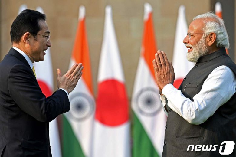 기시다 후미오 일본 총리가 19일 (현지시간) 뉴델리를 방문해 나렌드라 모디 인도 총리와 회담을 하기 전에 합장 인사를 하고 있다. © AFP=뉴스1 © News1 우동명 기자