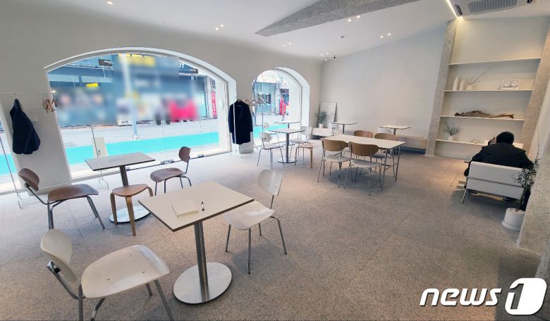 23일 오후 경기 부천시 중동의 한 카페가 한산한 모습을 보이고 있다. 2022.3.23/뉴스1 © News1 정진욱 기자