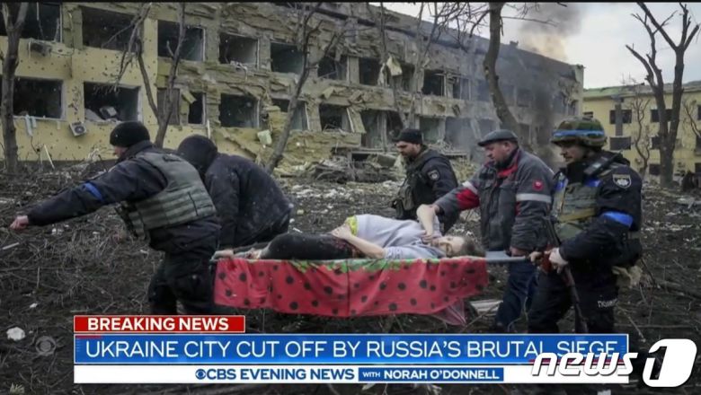 14일(현지시간) 우크라이나 마리우폴 어린이병원과 산부인과가 러시아 포격을 당한 뒤 임신부가 들것에 실려 이송되고 있다. © News1 이서영 기자 (美 CBS뉴스 화면 갈무리) © News1 이서영 기자