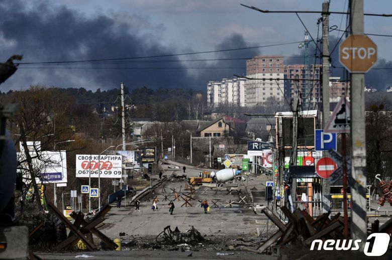 10일 (현지시간) 우크라이나 수도 키이우 인근 이르핀에서 러시아 장갑차와 전투를 치른 뒤의 아수라장이 보인다. © AFP=뉴스1 © News1 우동명 기자