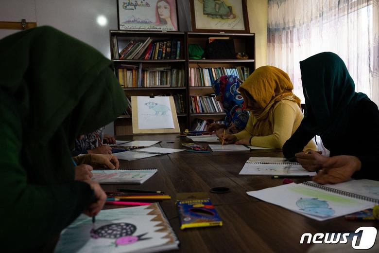 아프가니스탄 여자 학생들이 그림 그리는 수업에 참여중이다. © AFP=뉴스1 © News1 이서영 기자