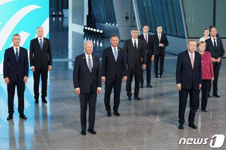 지난해 6월 14일 벨기에 브뤼셀에서 열린 나토(북대서양조약기구) 정상회의 기념사진. © AFP=뉴스1