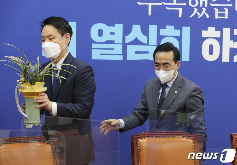 박홍근 더불어민주당 신임 원내대표가 25일 서울 여의도 국회 원내대표 회의실에서 김한규 대통령비서실 정무비서관에게 문재인 대통령의 축하난을 받은 뒤 원내대표실로 이동하고 있다. 2022.3.25/뉴스1 © News1 이동해 기자