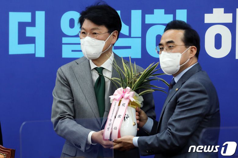 박홍근 더불어민주당 신임 원내대표가 25일 오전 서울 여의도 국회에서 장제원 대통령 당선인 비서실장로부터 윤 당선인의 축하 난과 메시지를 전달받고 있다. 2022.3.25/뉴스1 © News1 이동해 기자