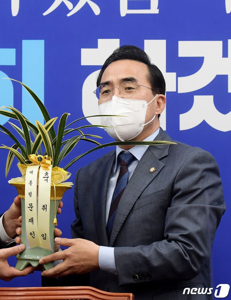 박홍근 더불어민주당 신임 원내대표가 25일 오전 서울 여의도 국회에서 김한규 대통령비서실 정무비서관에게 문재인 대통령의 축하 난을 받고 감사 인사를 전하고 있다. 2022.3.25/뉴스1 © News1 이동해 기자