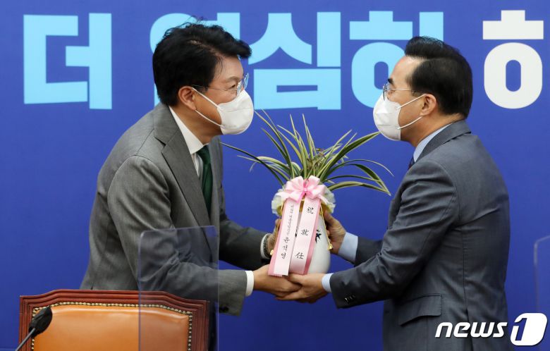 장제원 대통령 당선인 비서실장(왼쪽)이 25일 오전 서울 여의도 국회에서 박홍근 더불어민주당 신임 원내대표를 예방해 윤 당선인의 축하 난과 메시지를 전달하고 있다. 2022.3.25/뉴스1 © News1 이동해 기자