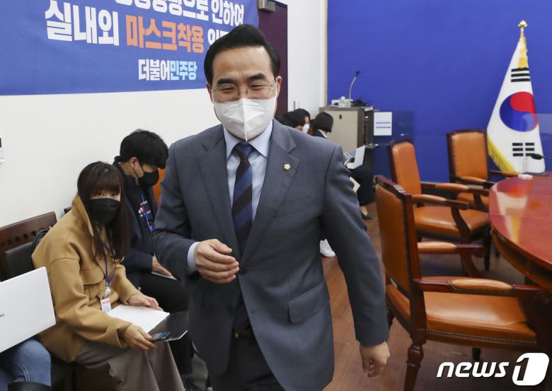 박홍근 더불어민주당 신임 원내대표가 25일 서울 여의도 국회 원내대표 회의실에서 문재인 대통령의 축하난을 받은 뒤 원내대표실로 향하고 있다. 2022.3.25/뉴스1 © News1 이동해 기자