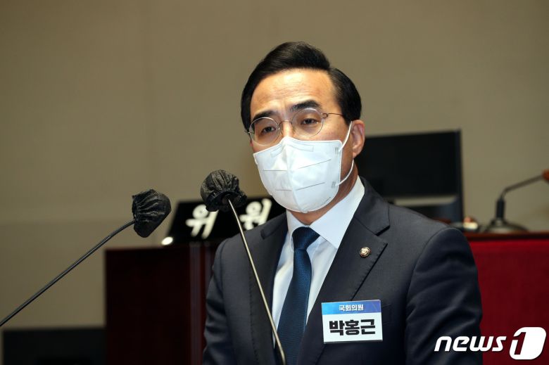 더불어민주당 새 원내대표에 선출된 박홍근 의원이 24일 오후 국회에서 당선 소감을 말하고 있다. 2022.3.24/뉴스1 © News1 허경 기자