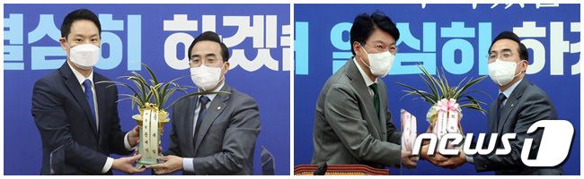 박홍근 더불어민주당 신임 원내대표가 25일 오전 서울 여의도 국회에서 김한규 대통령비서실 정무비서관에게 문재인 대통령의 축하 난을, 장제원 대통령 당선인 비서실장로부터 윤 당선인의 축하 난과 메시지를 전달받고 있다. 2022.3.25/뉴스1 © News1 이동해 기자