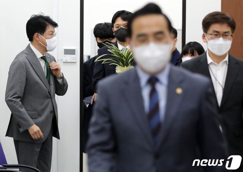 장제원 대통령 당선인 비서실장이 25일 오전 서울 여의도 국회에서 박홍근 더불어민주당 신임 원내대표 예방에 앞서 옷 매무새를 점검하고 있다. 2022.3.25/뉴스1 © News1 이동해 기자