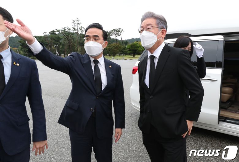 2021년 10월11일 당시 이재명 더불어민주당 대선후보가 대전 유성구 국립대전현충원 현충탑 참배를 하기 위해 차량에서 내려 박홍근 비서실장과 대화하고 있다. 2021.10.11/뉴스1 © News1 김기태 기자