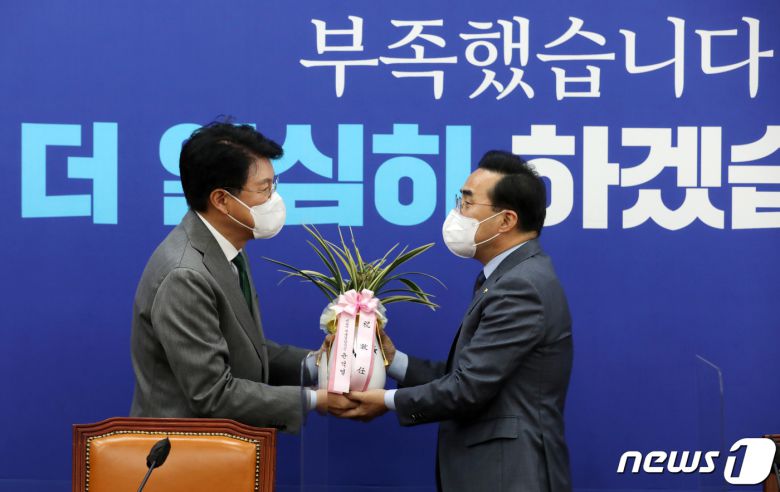 장제원 대통령 당선인 비서실장(왼쪽)이 25일 오전 서울 여의도 국회에서 박홍근 더불어민주당 신임 원내대표를 예방해 윤 당선인의 축하 난과 메시지를 전달하고 있다. 2022.3.25/뉴스1 © News1 이동해 기자