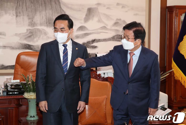 박홍근 신임 더불어민주당 원내대표(왼쪽)가 28일 서울 여의도 국회에서 박병석 국회의장을 예방하며 대표단을 소개하고 있다. 2022.3.28/뉴스1 © News1 허경 기자