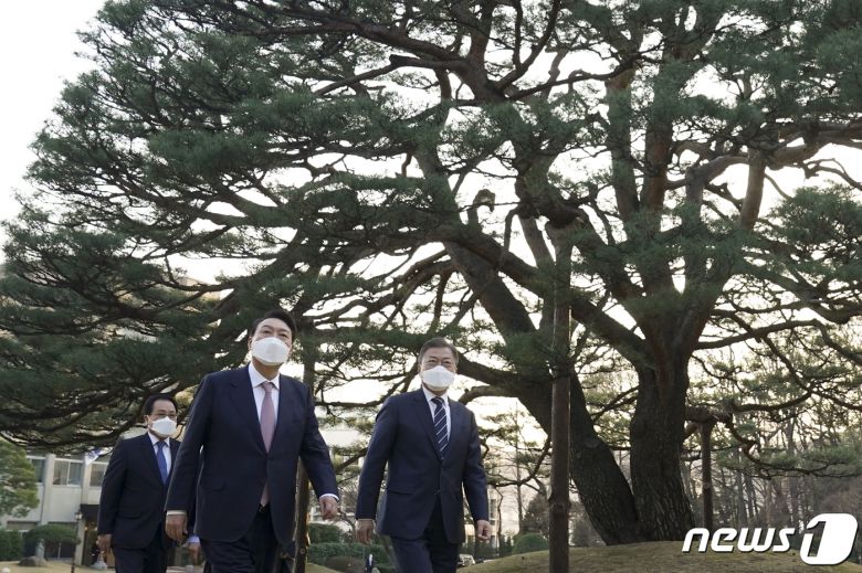 문재인 대통령과 윤석열 대통령 당선인이 28일 오후 만찬 회동을 위해 청와대 상춘재로 향하고 있다.(청와대 제공)2022.3.28/뉴스1 © News1 이광호 기자