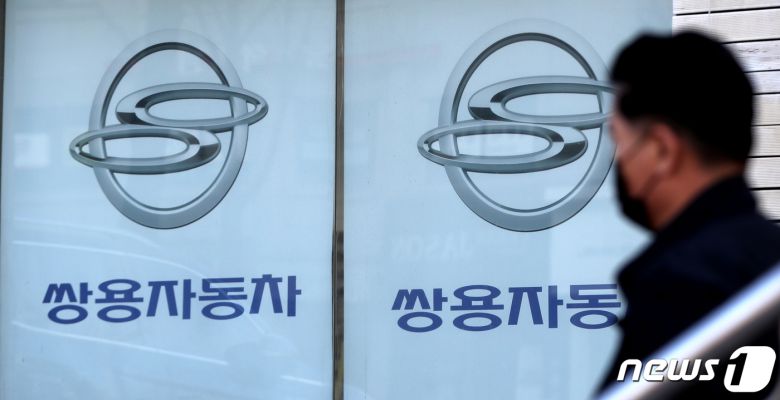 쌍용자동차의 매각이 무산됐다. 28일 쌍용차는 "당사는 서울회생법원의 허가를 받아 에디슨모터스 컨소시엄과 M&A 투자계약을 체결했으나 에디슨모터스 컨소시엄은 관계인집회 기일로부터 5영업일 전까지 예치해야 할 인수대금을 예치하지 않았다＂며 ＂M&A 투자계약에 의거해 자동 해제됐다＂고 공시했다. 사진은 이날 서울시내 한 쌍용자동차 판매 대리점. 2022.3.28/뉴스1 © News1 황기선 기자