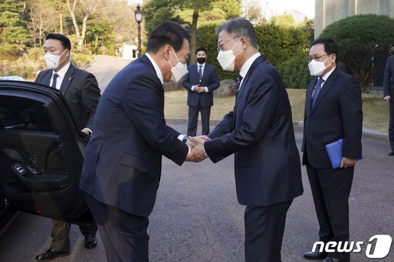 문재인 대통령이 28일 오후 만찬 회동을 위해 청와대에 도착한 윤석열 대통령 당선인과 인사하고 있다.(청와대 제공)2022.3.28/뉴스1 © News1 이광호 기자
