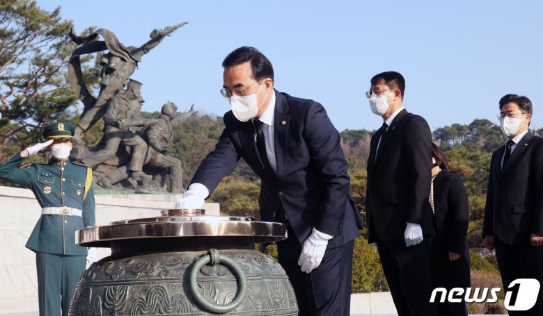 박홍근 더불어민주당 신임 원내대표가 의원들과 함께 29일 서울 동작동 국립서울현충원을 참배하고 있다. 2022.3.29/뉴스1 © News1 국회사진취재단