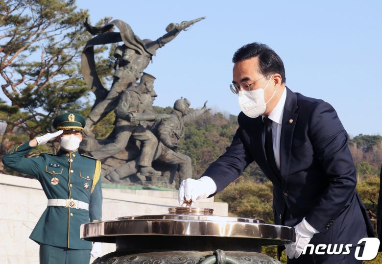 박홍근 더불어민주당 신임 원내대표가 29일 서울 동작동 국립서울현충원을 찾아 참배하고 있다. 2022.3.29/뉴스1 © News1 국회사진취재단