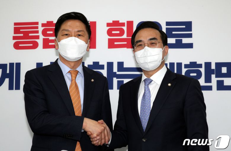 박홍근 신임 더불어민주당 원내대표(오른쪽)가 29일 오후 국회에서 김기현 국민의힘 원내대표를 예방 인사를 나누고 있다. 2022.3.29/뉴스1 © News1 허경 기자