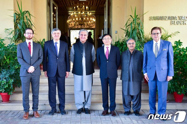 지난해 12월 11일 파키스탄 이슬라마바드에서 열린 '트로이카 플러스' 회담 참석자 모습. 왼쪽부터 샤 메흐무드 쿠레시 파키스탄 외교 장관, 톰 웨스트 미국 아프가니스탄 특사, 자미르 카불로프 러시아 특사, 웨샤오용 중국 특사. © AFP=뉴스1 © News1 우동명 기자