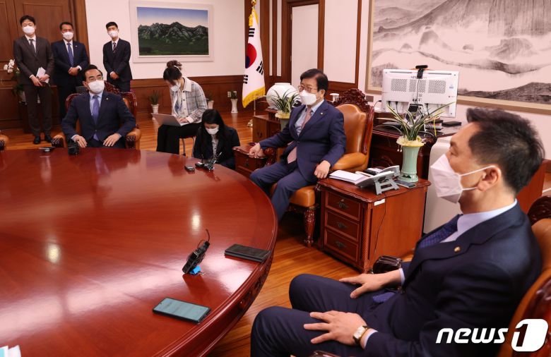 박병석 국회의장이 30일 서울 여의도 국회에서 박홍근 더불어민주당·김기현 국민의힘 원내대표와 만나 의사일정 협의를 하고 있다. 2022.3.30/뉴스1 © News1 허경 기자