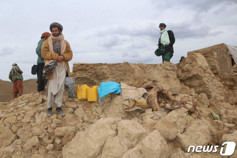 2022년 1월 18일(현지시간) 지진이 발생한 아프가니스탄 바드기스주에서 주민들이 붕괴한 주택을 둘러보고 있다. © AFP=뉴스1 © News1 우동명 기자