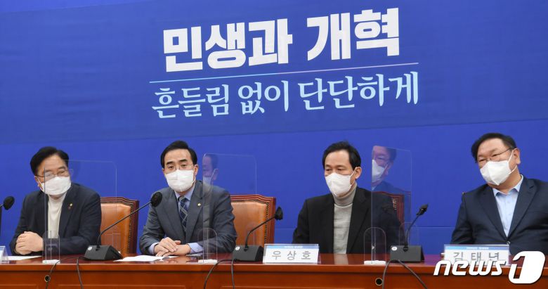 박홍근 더불어민주당 원내대표(왼쪽에서 두 번째)가 31일 서울 여의도 국회에서 열린 전 원내대표와의 자문회의에서 발언하고 있다. 왼쪽부터 더불어민주당 우원식 의원, 박 원내대표, 우상호 의원, 김태년 의원. 2022.3.31/뉴스1 © News1 허경 기자