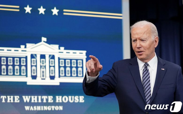 조 바이든 미국 대통령이 2022년 3월 31일(현지시간) 미국 워싱턴 백악관에서 휘발유 가격을 낮추기 위한 조치를 발표한 이후 질문을 받고 있다. © 로이터=뉴스1 © News1 김현 특파원