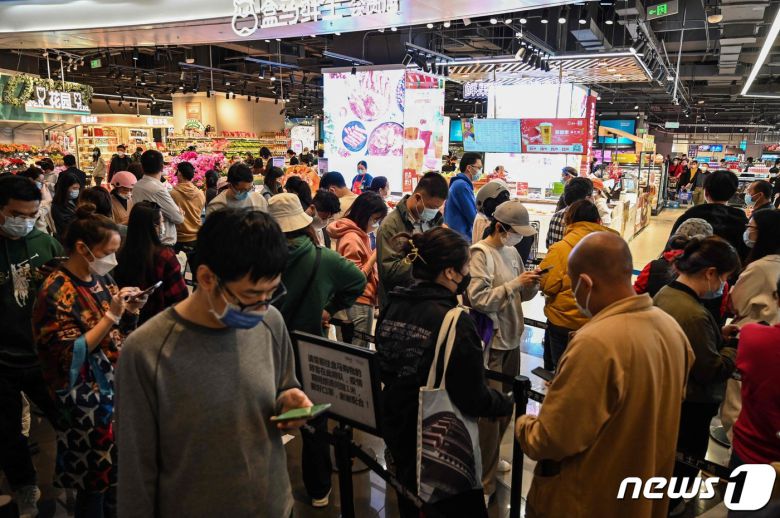 포서의 한 슈퍼마켓에서 물건을 사기 위해 대기하고 있는 시민들이 장사진을 치고 있다. © AFP=뉴스1 © News1 박형기