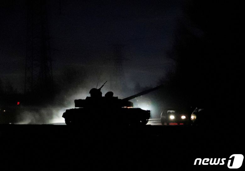 우크라이나를 둘러싸고 전운이 고조되고 있는 가운데 22일(현지시간) 친(親)러시아 반군이 통제하는 동부 도네츠크에 러시아군 탱크가 진입하고 있다. 블라디미르 푸틴 러시아 대통령은 전날 우크라이나 동부 지역 친러 분리주의자들이 결성한 도네츠크인민공화국(DPR)과 루간스크인민공화국(LPR)의 독립을 승인하고 평화유지를 명분으로 자국군에 이 지역 진입을 명령했다. © 로이터=뉴스1