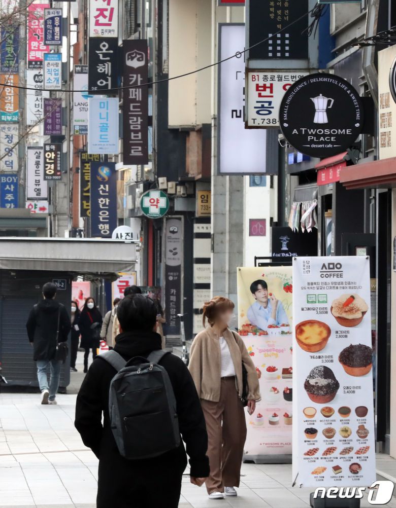 정부가 오는 4일부터 2주간 적용될 사회적 거리두기를 ‘10인·12시’로 소폭 완화하는 조치를 내놓자 대전·충남지역민들은 다양한 반응을 내놓고 있다 .자영업자들은 거리두기 완전 해제를 주장하는 반면 일부 시민들은 대유행세가 여전한 만큼 우려를 표하고 있다.© News1