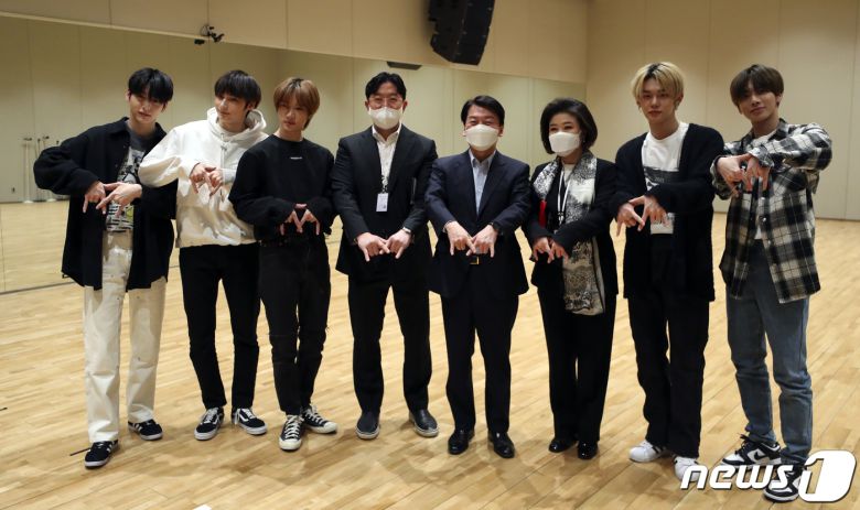 안철수 대통령직 인수위원회 위원장(왼쪽 다섯번째)이 2일 방탄소년단(BTS) 소속사인 서울 용산구 하이브 본사를 찾아 투모로우바이투게더 연습을 지켜본 뒤 멤버들과 시그니처 포즈를 취하며 기념촬영하고 있다. 2022.4.2/뉴스1 © News1 인수위사진기자단