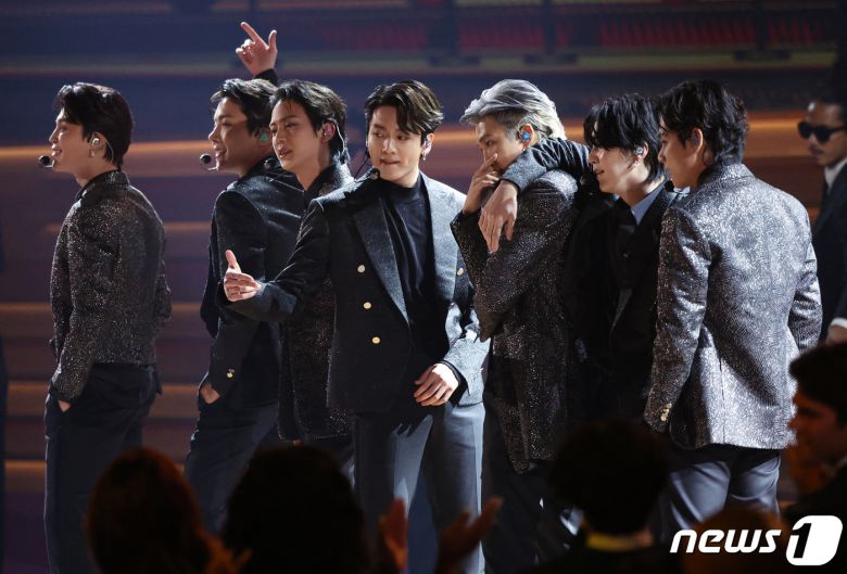그룹 방탄소년단(BTS)이 3일(현지시간) 미 네바다주 라스베이거스의 MGM 그랜드 가든 아레나에서 열린 제64회 그래미 시상식에 참석해 '버터' 공연을 펼치고 있다. © 로이터=뉴스1 © News1 이동원 기자