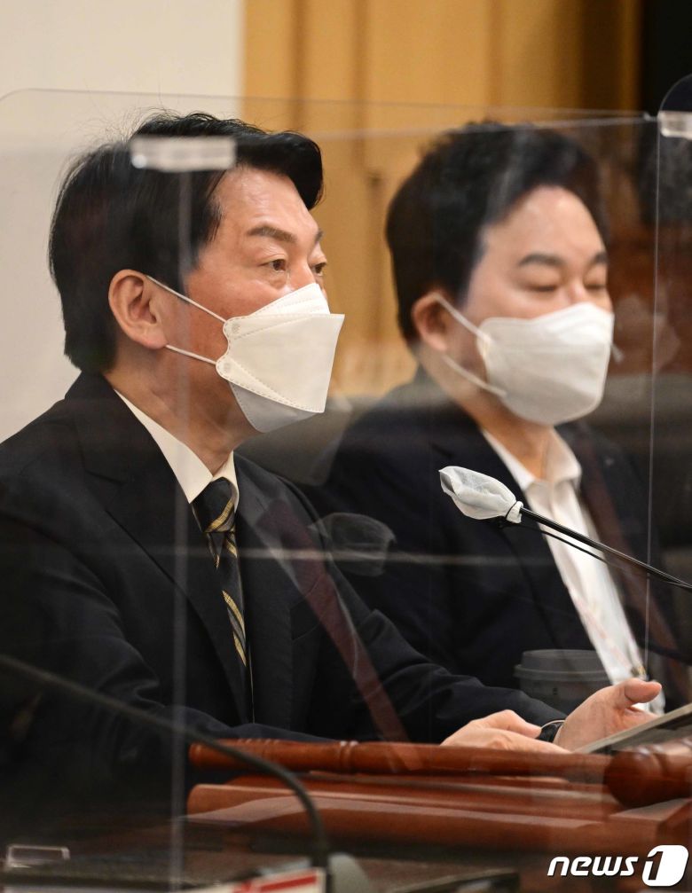 안철수 대통령직 인수위원장이 4일 오전 서울 종로구 삼청동 인수위원회에서 열린 대통령직인수위원회 제4차 전체회의에서 모두발언을 하고 있는 있다. 오른쪽은 원희룡 기획위원장. © News1 인수위사진기자단