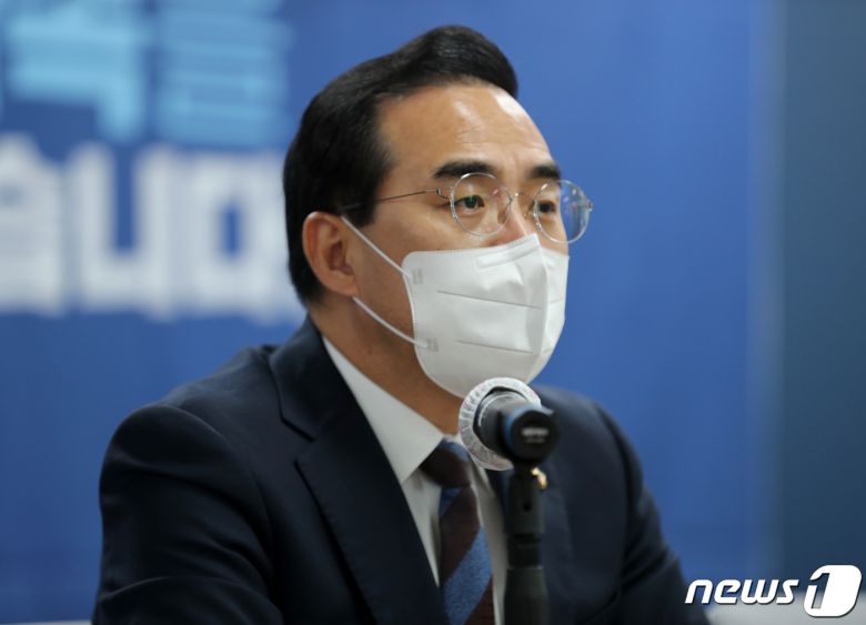 박홍근 더불어민주당 원내대표가 4일 오전 부산 연제구 더불어민주당 부산시당에서 열린 비상대책위원회 회의에서 발언중 이다. 2022.4.4/뉴스1 © News1 김영훈 기자