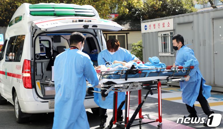 제주 해상 해경 헬기 추락사고 생존자인 기장 A경감(47)이 8일 오전 제주시 연동 제주한라병원 권역외상센터로 옮겨지고 있다. 현재 A경감은 다발성 골절을 입었으나 생명에 지장은 없는 상태다. 해경에 따르면 이날 오전 1시32분쯤 제주 서귀포시 대정읍 마라도 남서쪽 약 370㎞ 해상에서 남해지방해양경찰청 항공대 소속 헬기(S-92)가 추락해 현재 2명이 사망하고 1명이 실종됐다. 2022.4.8/뉴스1 © News1 오미란 기자