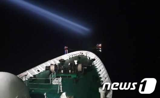 8일 오전 1시32분쯤 제주 서귀포시 대정읍 마라도 남서쪽 약 370㎞ 해상에서 남해지방해양경찰청 항공대 소속 헬기(S-92)가 추락, 해경이 수색작업을 벌이고 있다. (제주지방해양경찰청 제공) 2022.4.8/뉴스1