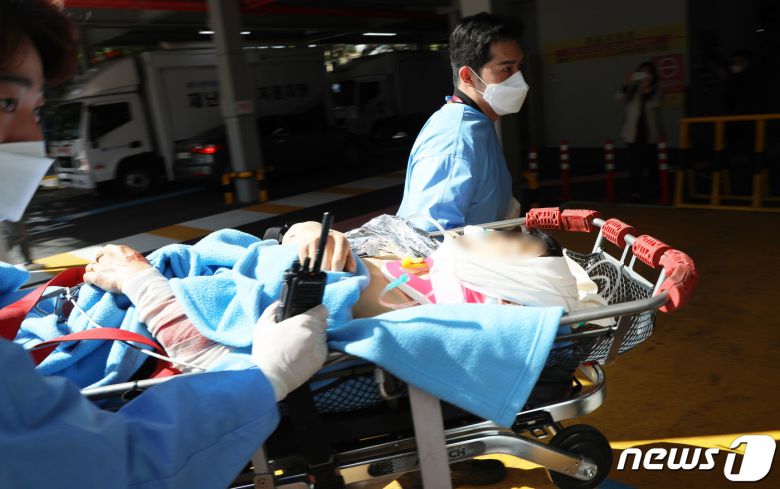 제주 해상 해경 헬기 추락사고 생존자인 기장 A경감(47)이 8일 오전 제주시 연동 제주한라병원 권역외상센터로 옮겨지고 있다. 현재 A경감은 다발성 골절을 입었으나 생명에 지장은 없는 상태다. 해경에 따르면 이날 오전 1시32분쯤 제주 서귀포시 대정읍 마라도 남서쪽 약 370㎞ 해상에서 남해지방해양경찰청 항공대 소속 헬기(S-92)가 추락해 현재 2명이 사망하고 1명이 실종됐다. 2022.4.8/뉴스1 © News1 오미란 기자