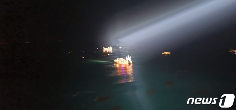 8일 오전 1시32분쯤 제주 서귀포시 대정읍 마라도 남서쪽 약 370㎞ 해상에서 남해지방해양경찰청 항공대 소속 헬기(S-92)가 추락, 해경이 수색작업을 벌이고 있다. (제주지방해양경찰청 제공) 2022.4.8/뉴스1